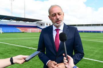 El campo de fútbol Pablo Hernández de Telde luce nuevo césped artificial/TA.